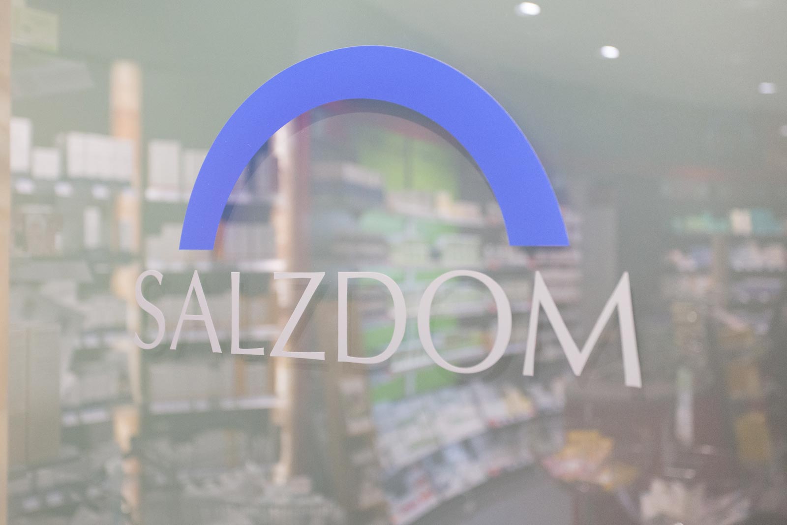 Logo des SalzDom auf der Tür zum Eingang